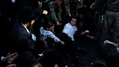 الشرطة الإسرائيلية تزيل يهودًا متشددين يغلقون طريقًا خلال مظاهرة ضد التجنيد العسكري في بني براك، بالقرب من تل أبيب، إسرائيل، الخميس، 1 أغسطس 2024