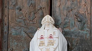 El cardenal James Michael Harvey abre la Puerta Santa de la Basílica de San Pablo Extramuros, con motivo del Jubileo, en Roma, 5 de enero de 2025.