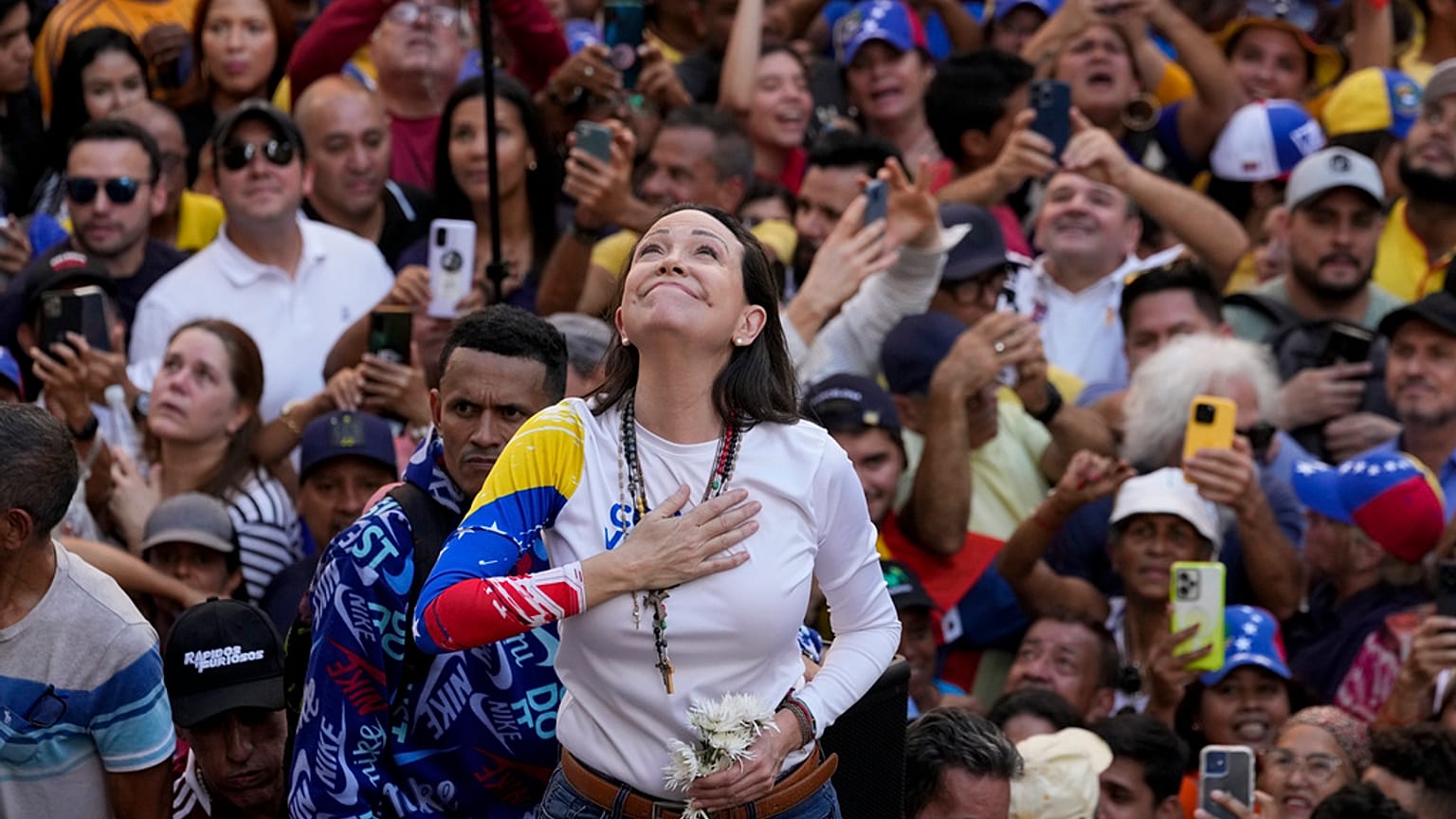 Machado, 9 Ocak 2025 Perşembe günü Maduro'ya karşı düzenlenen protesto gösterisinde destekçilerine hitap ediyor