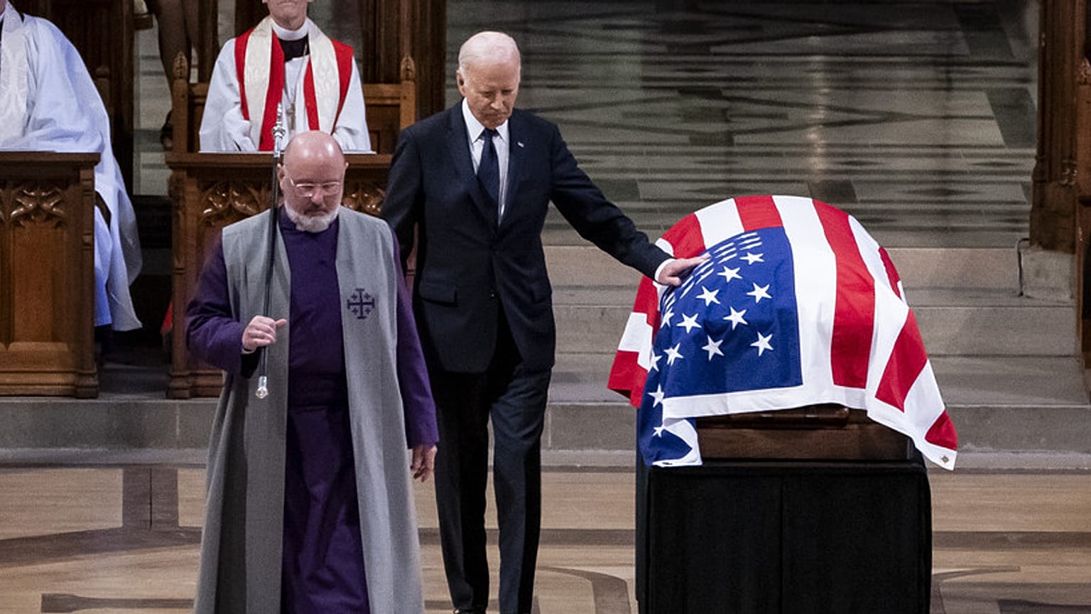 Başkan Joe Biden, Carter'ın Ulusal Katedral'deki cenaze töreninde yaptığı konuşmanın ardından eski Başkan Jimmy Carter'ın tabutuna dokunuyor, 9 Ocak 2025, Perşembe