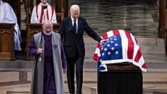 Präsident Joe Biden berührt den Sarg des ehemaligen Präsidenten Jimmy Carter, nach seiner Trauerrede in der National Cathedral, Donnerstag, 9. Januar 2025