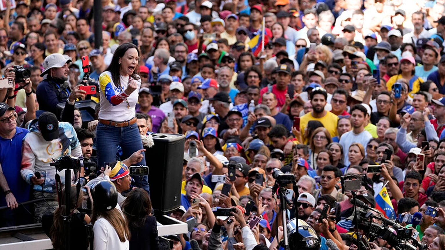 La dirigeante de l'opposition vénézuélienne Maria Corina Machado s'adresse à ses partisans lors d'une manifestation contre le président Nicolas Maduro, la veille de son invest