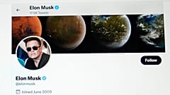 DATEI - Ein Teil der Twitter-Seite von Elon Musk ist auf dem Bildschirm eines Computers in Sausalito, Kalifornien, am Montag, 25. April 2022, zu sehen. 