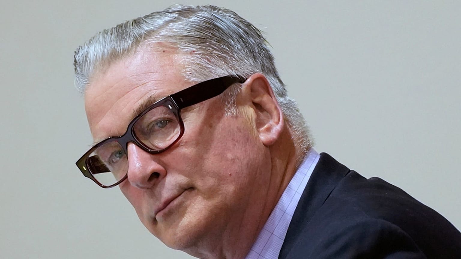 O ator Alec Baldwin assiste ao seu julgamento por homicídio involuntário pelo disparo fatal contra a cineasta Halyna Hutchins, em 2021, durante as filmagens do filme de faroeste "Rust" 