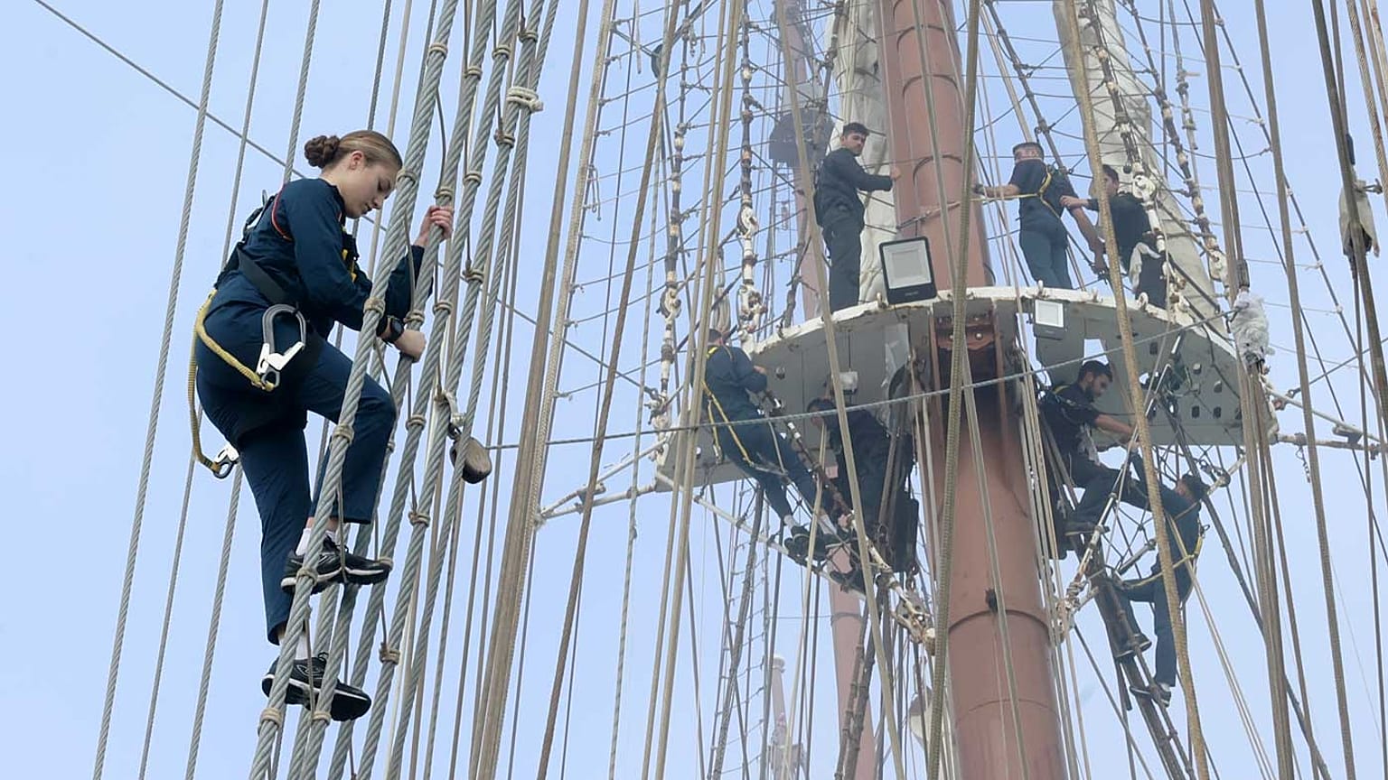 Princesa Leonor realiza actividades de trabajo sobre el mástil del Juan Sebastián Elcano. 
