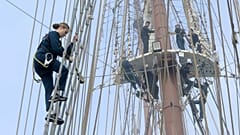 Princesa Leonor realiza actividades de trabajo sobre el mástil del Juan Sebastián Elcano. 