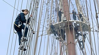 Princesa Leonor realiza actividades de trabajo sobre el mástil del Juan Sebastián Elcano.