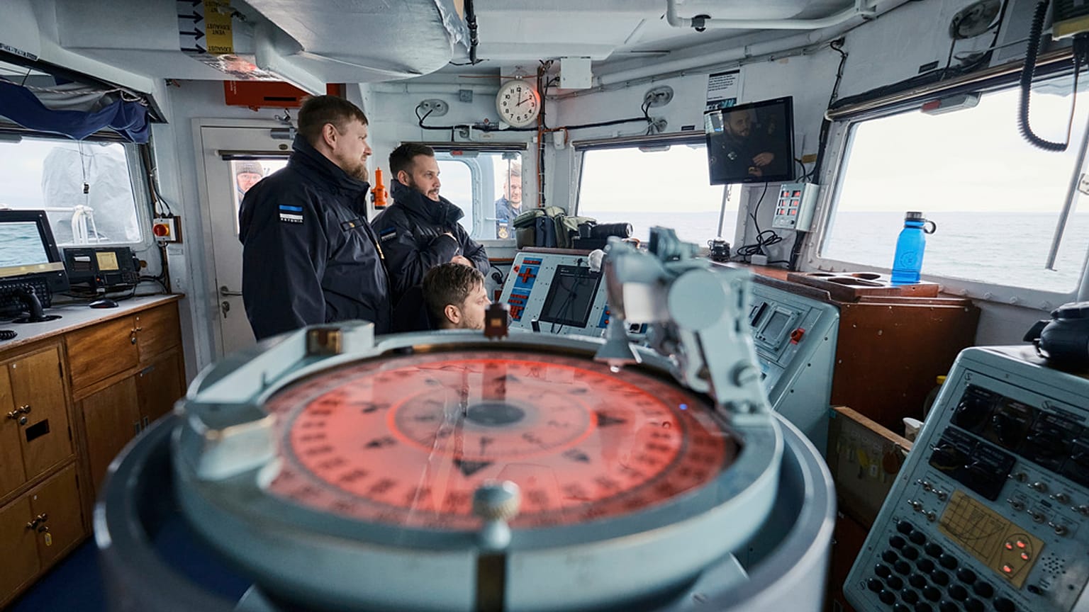 Ein estnisches Marineschiff fährt am Donnerstag, den 9. Januar 2025, im Rahmen verstärkter NATO-Patrouillen in der Ostsee, nachdem der Verdacht auf Sabotage von Unterseekabeln aufgekommen ist.