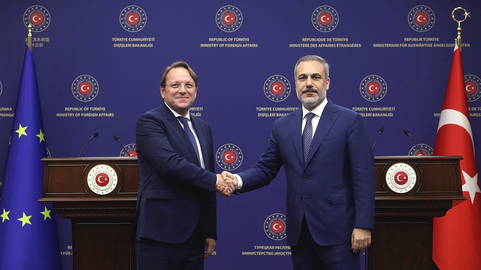 Dışişleri Bakanı Hakan Fidan (sağda), 6 Eylül 2023'te Ankara'da düzenlenen ortak basın toplantısının ardından AB Komşuluk ve Genişleme Komiseri Oliver Varhelyi ile (Arşiv)