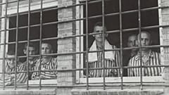 المشتبه في تعاونهم مع النازيين بمعسكر اعتقال بهولندا في يونيو 1945.