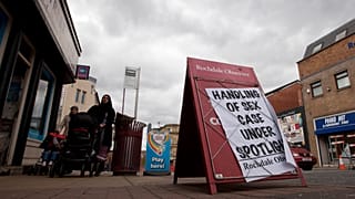 Panneau publicitaire d'un journal à Rochdale, en Angleterre, lors de l'émergence d'une série de scandales liés aux "gangs de toilettage".