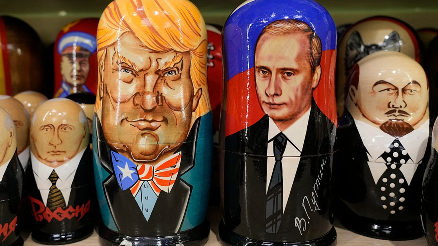 Immagini di Matriosche che rappresentano Donald Trump e Vladimir Putin