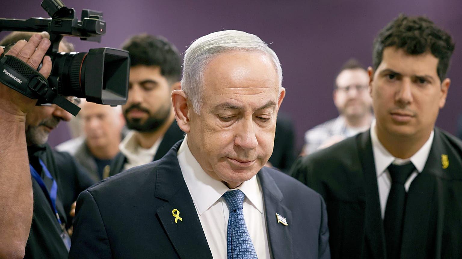 FILE: Premier Izraela Benjamin Netanjahu uczestniczy w procesie dotyczącym zarzutów korupcyjnych w sądzie rejonowym w Tel Awiwie, 16 grudnia 2024 r.