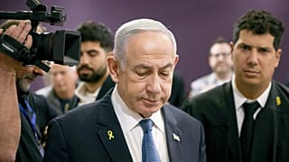 ARCHIVO: El primer ministro israelí, Benjamin Netanyahu, asiste a su juicio por cargos de corrupción en el tribunal de distrito de Tel Aviv, el 16 de diciembre de 2024.