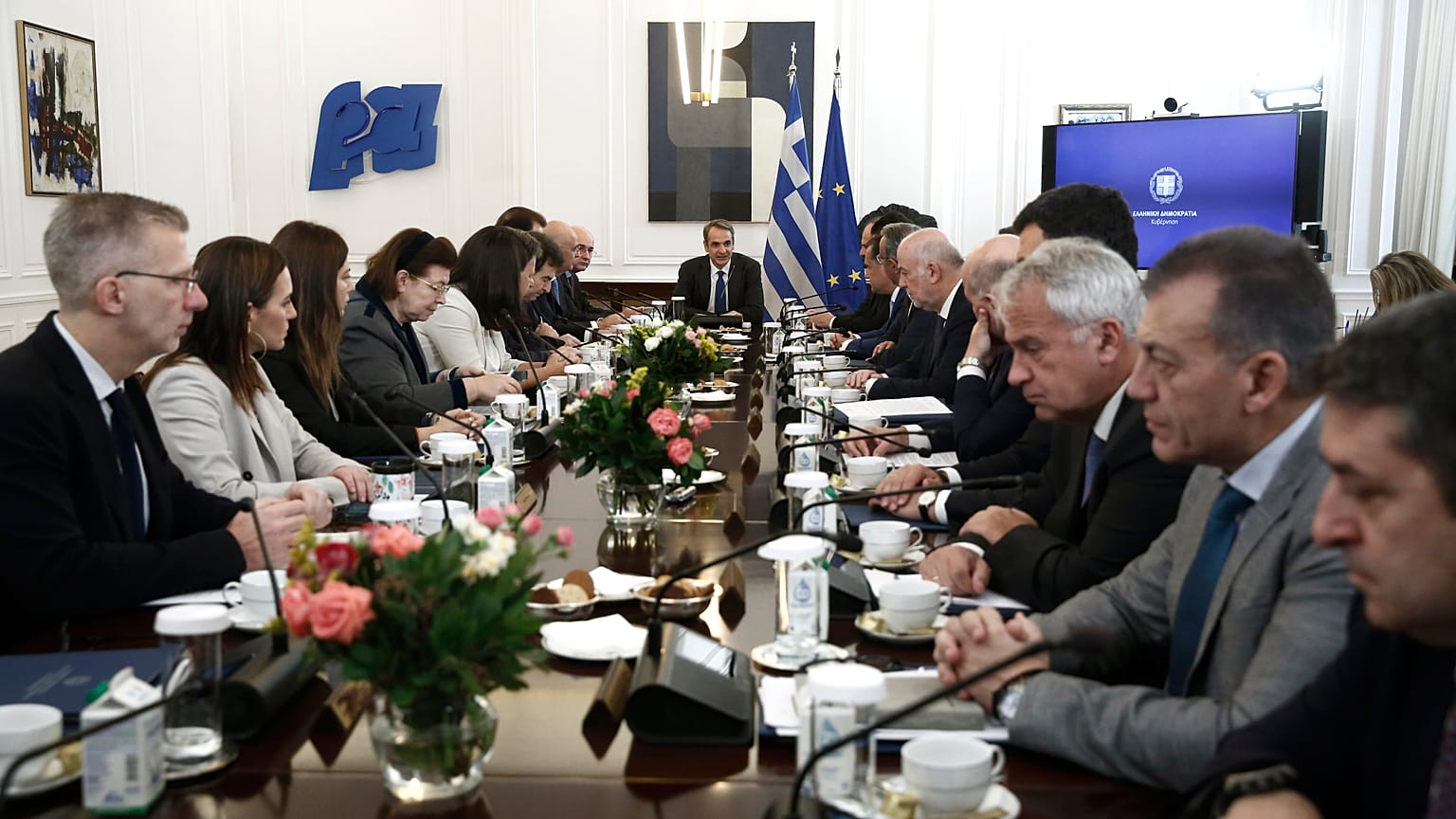 O πρωθυπουργός Κυριάκος Μητσοτάκης (Κ) μιλάει κατά τη διάρκεια του πρώτου υπουργικού συμβουλίου της νέας χρονιάς, στο Μέγαρο Μαξίμου