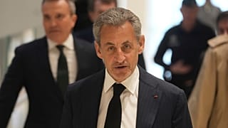 الرئيس الفرنسي السابق نيكولا ساركوزي يصل أثناء محاكمته في قضية التمويل غير القانوني المزعوم لحملته الرئاسية لعام 2007، 6 يناير/كانون الثاني 2025 في باريس