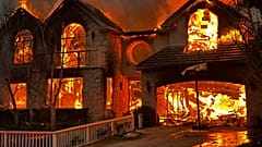 Das Palisades-Feuer brennt ein Gebäude im Stadtteil Pacific Palisades von Los Angeles nieder. 8. Januar 2025.