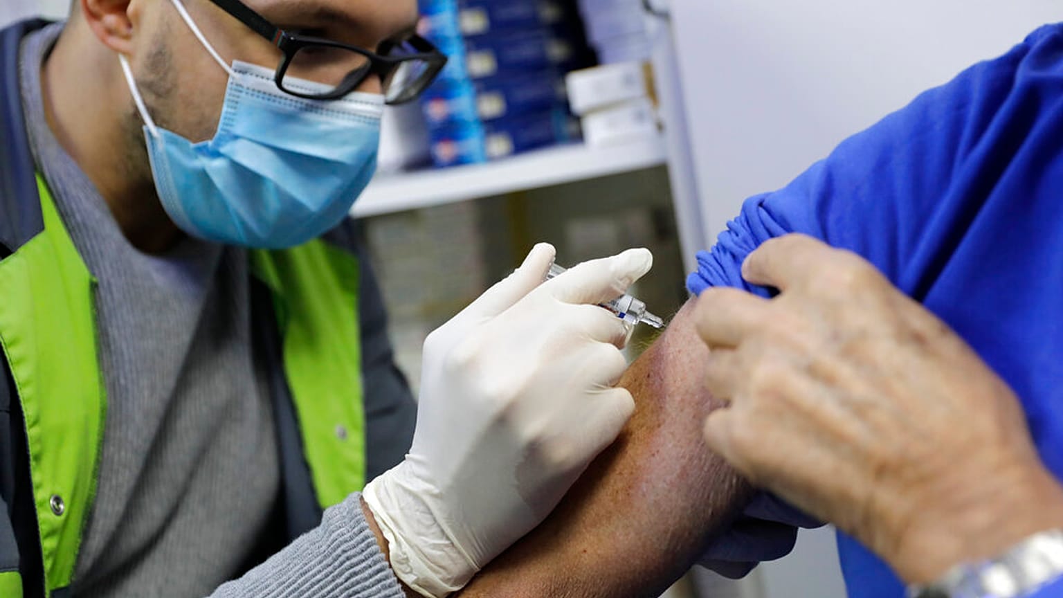 Un farmacéutico administra una vacuna contra la gripe en una farmacia de París en octubre de 2020.