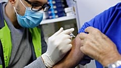 Bir eczacı Ekim 2020'de Paris'te bir eczanede grip aşısı uyguluyor.