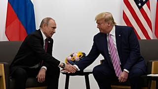 عکس آرشیوی از دیدار دونالد ترامپ با ولادیمیر پوتین