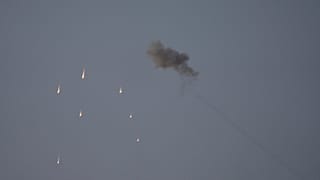 أنظمة الدفاع الجوية الإسرائيلية تعترض صواريخ أطلقت من قطاع غزة، جنوب إسرائيل، الخميس، 13 يونيو 2024