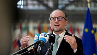 Avusturya Dışişleri Bakanı Alexander Schallenberg, Brüksel'de düzenlenen AB dışişleri bakanları toplantısı öncesi basın mensuplarının sorularını cevaplıyor, 2024