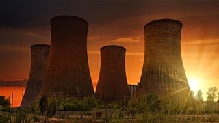 Quatre tours de refroidissement dans une centrale nucléaire
