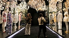 Dolce & Gabbana débarque dans la capitale française de la mode pour une exposition spectaculaire.