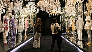 Dolce & Gabbana se exhiben en la capital francesa de la moda