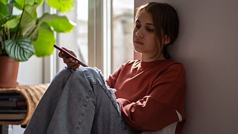 Uma rapariga adolescente parece triste.