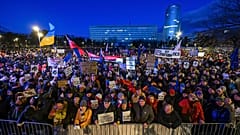 Menschen versammeln sich am Freitag, 10. Januar 2025, in Bratislava, um an einer Demonstration unter dem Motto "Die Slowakei ist Europa" teilzunehmen.