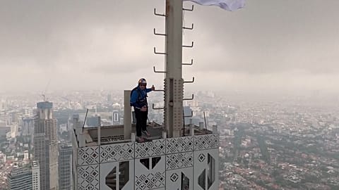 Frederic Fugen réalise un saut BASE de 385 mètres depuis l'Autograph Tower de Jakarta en Indonésie, le 08.01.2025