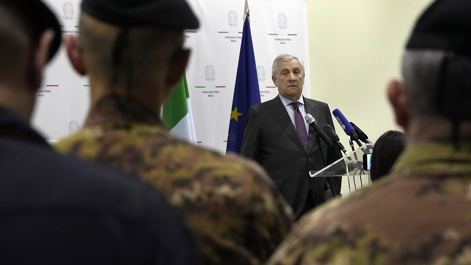 Le ministre italien des Affaires étrangères Antonio Tajani s'exprime lors d'une conférence de presse à l'ambassade d'Italie au Liban, 10 janvier 2025.