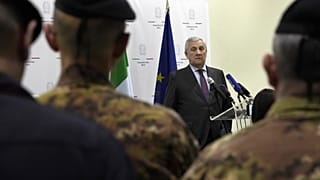 Antonio Tajani olasz külügyminiszter sajtótájékoztatón beszél a libanoni olasz nagykövetségen, 2025. január 10-én.