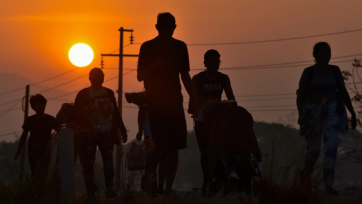 Migrantes caminan al amanecer por una carretera del sur de México en dirección a la frontera con EEUU, 8 de enero de 2024.