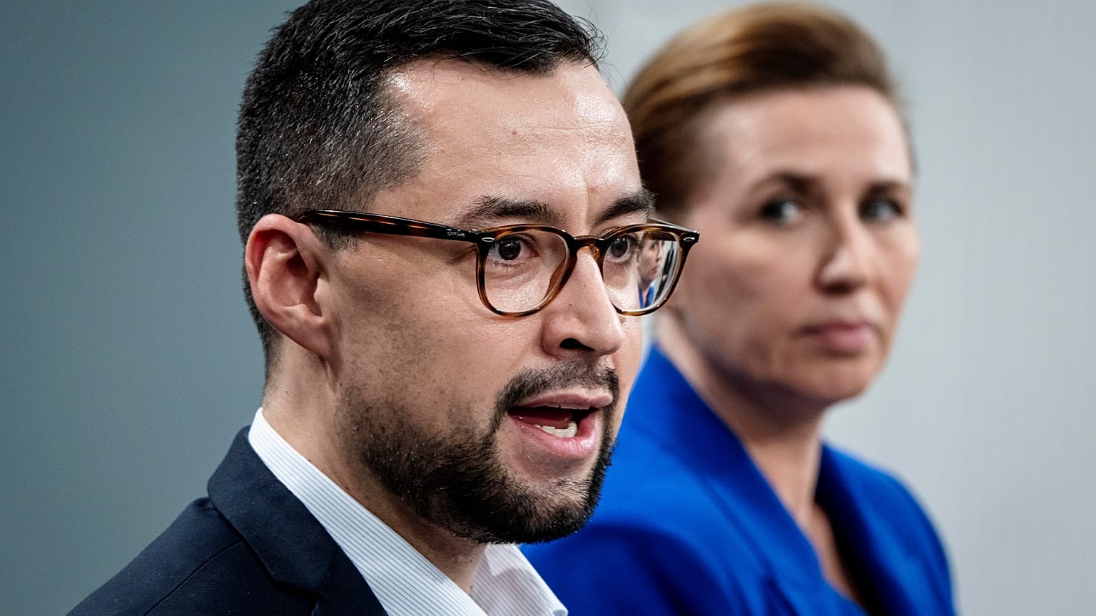 O primeiro-ministro da Gronelândia, Múte B. Egede, e a sua homóloga dinamarquesa, Mette Frederiksen, falam à imprensa em Copenhaga, 10 de janeiro de 2025. Mads Claus Rasmussen