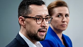 O primeiro-ministro da Gronelândia, Múte B. Egede, e a sua homóloga dinamarquesa, Mette Frederiksen, falam à imprensa em Copenhaga, 10 de janeiro de 2025. Mads Claus Rasmussen