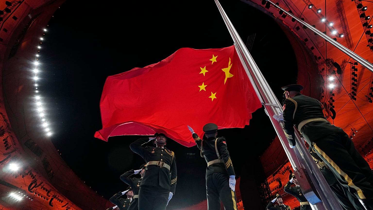 A bandeira nacional chinesa é hasteada durante a cerimónia de abertura dos Jogos Olímpicos de inverno de 2022, em Pequim, a 4 de fevereiro de 2022
