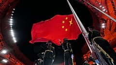 Izado de la bandera nacional china durante la ceremonia de inauguración de los Juegos Olímpicos de Invierno de 2022 en Pekín, el 4 de febrero de 2022.