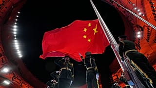Izado de la bandera nacional china durante la ceremonia de inauguración de los Juegos Olímpicos de Invierno de 2022 en Pekín, el 4 de febrero de 2022.