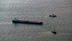 Der Öltanker "Eventin" vor der Küste der Insel Rügen, Deutschland, Freitag, 10. Januar 2025. (Stefan Sauer/dpa via AP)