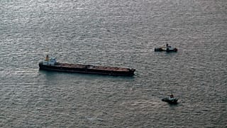 El petrolero Eventin frente a la costa de la isla de Rügen, Alemania, viernes 10 de enero de 2025. (Stefan Sauer/dpa vía AP)