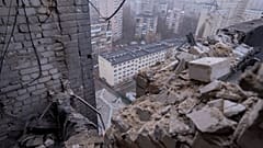 Zerstörung nach russischen Angriffen in der Ukraine 