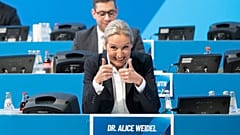 AfD Ulusal Başkanı Alice Weidel, 11 Ocak 2025 Cumartesi günü Almanya'nın Riesa kentinde partisinin ulusal kongresine katılırken el hareketi yapıyor. (AP aracılığıyla Sebastian Kahnert/dpa)