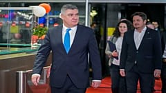 Der amtierende kroatische Präsident Zoran Milanovic kommt am Dienstag, 7. Januar, zu einer Fernsehdebatte in Zagreb, Kroatien, wenige Tage vor der Stichwahl der kroatischen Präsidentschaftswahlen.