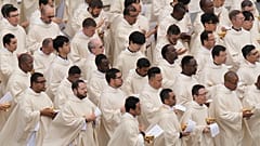 DOSYA - Papa Francis tarafından 31 Mart 2024 Pazar günü Vatikan'daki Aziz Petrus Meydanı'nda kutlanan Paskalya ayini sırasında rahipler ayakta duruyor. (AP Fotoğrafı/Alessandra Tarantino)