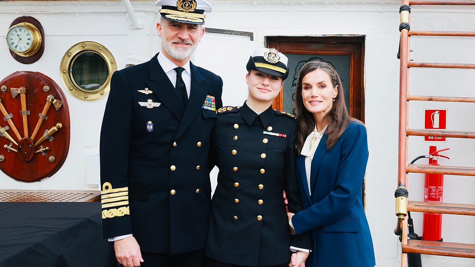 Leonor de Borbón a bordo del Elcano junto con sus padres, SS.MM. los Reyes de España don Felipe y doña Letizia. 