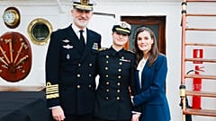 Leonor de Borbón zusammen mit ihren Eltern Don Felipe und Doña Letizia an Bord der Elcano