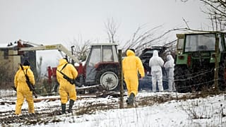 Des vétérinaires en tenues de protection près d'une ferme à Hoppegarten, Allemagne, le 10 janvier