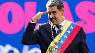 الرئيس الفنزويلي نيكولاس مادورو يحيي أنصاره في يوم تنصيبه لولاية ثالثة في قصر ميرافلوريس الرئاسي بكراكاس، فنزويلا، 10 يناير 2025.